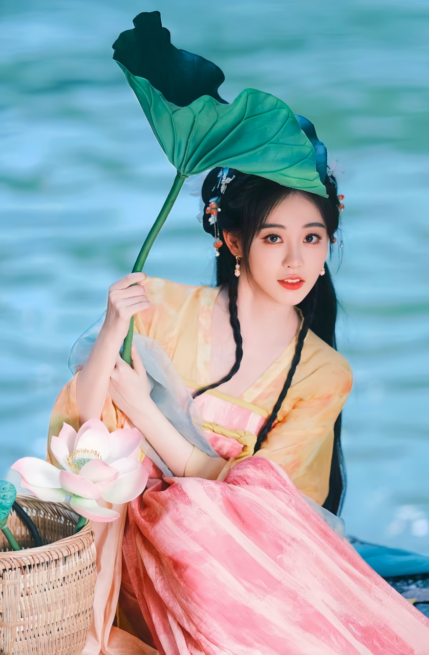 祝绪丹古装风好有诗意感 惊鸿一瞥间 宛如湖边的荷花仙子一样 #祝绪丹
