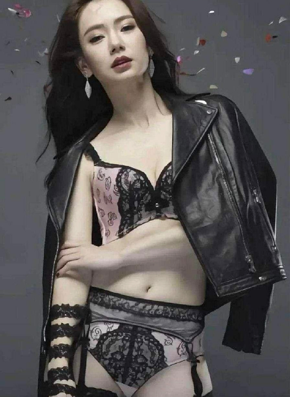 不愧是"霸气戚哥",早期的戚薇堪称性感尤物,真空上阵饰演刺青美女