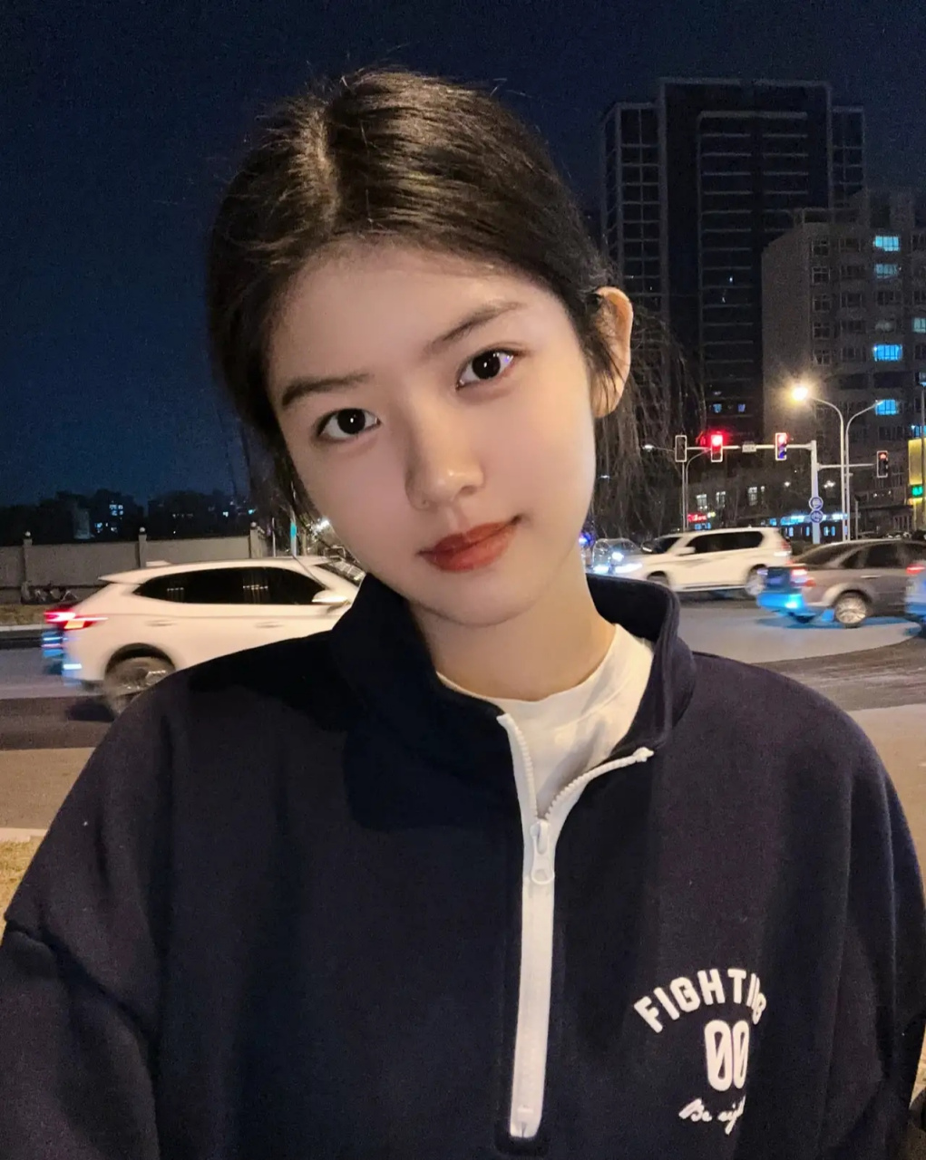 赵蕴卓在社交平台分享了一组照片.一身运动服,精神利落,美丽可爱!