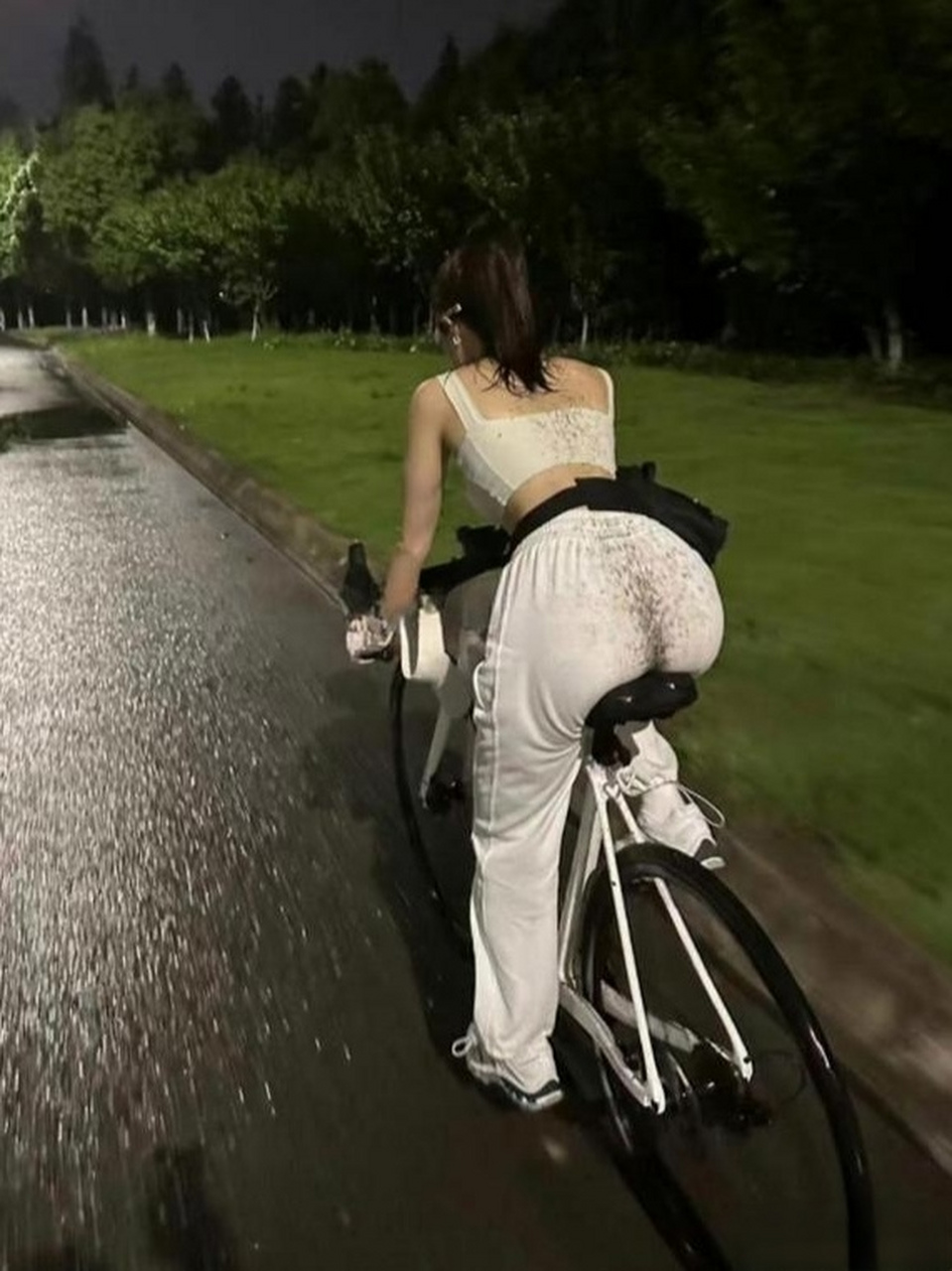 其实解决起来很简单,安装个挡泥板就可以.