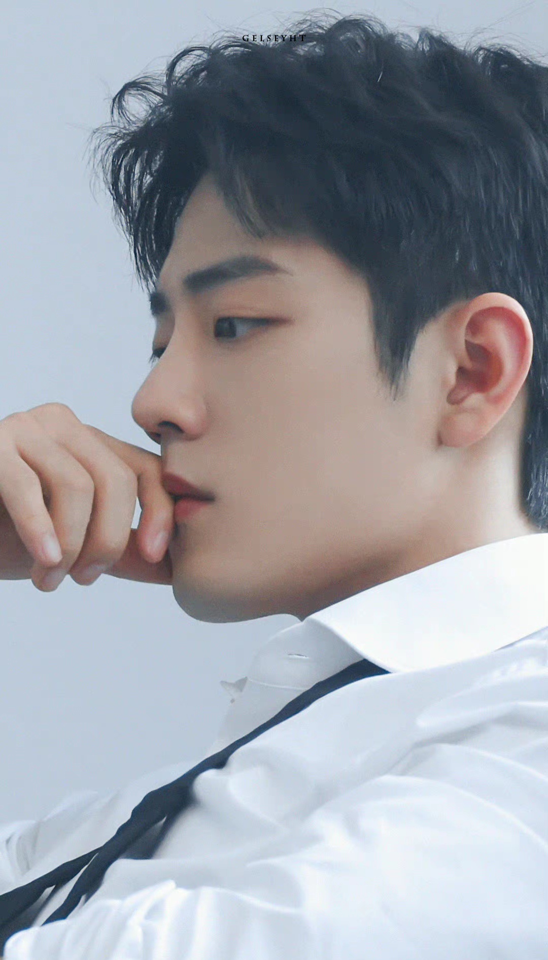 肖战白衬衫花絮照九宫格