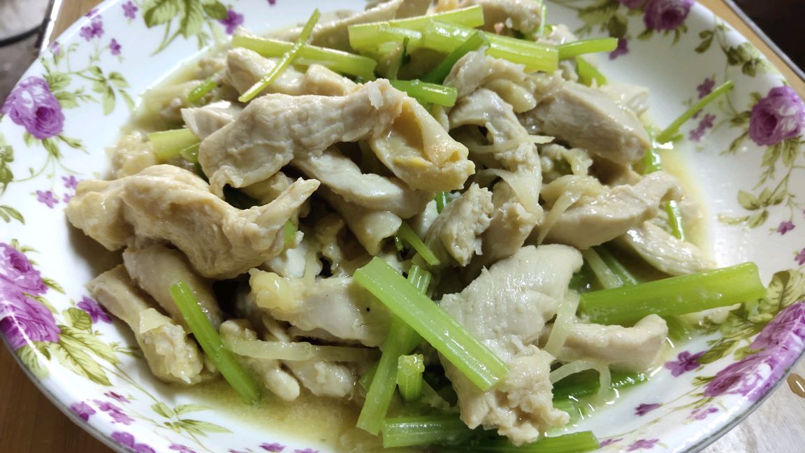 鸡胸肉炒芹菜,鸡肉嫩滑,清淡不油腻,真解馋