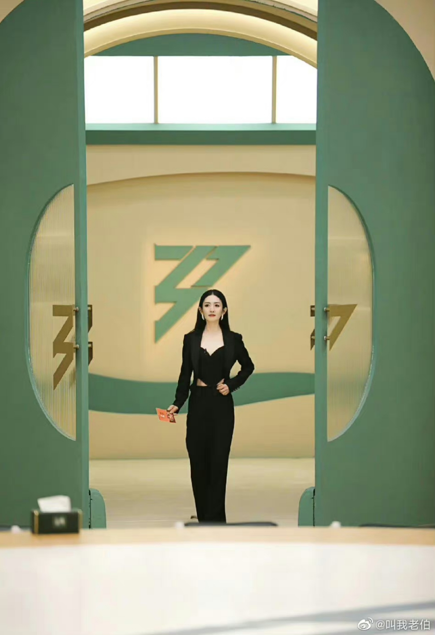 谢娜这马甲线还挺绝的啊,没想到生了三个孩子之后状态还这么好,娜姐