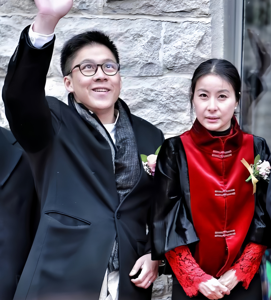 郭晶晶和霍启刚在老家结婚时留下一张合影.