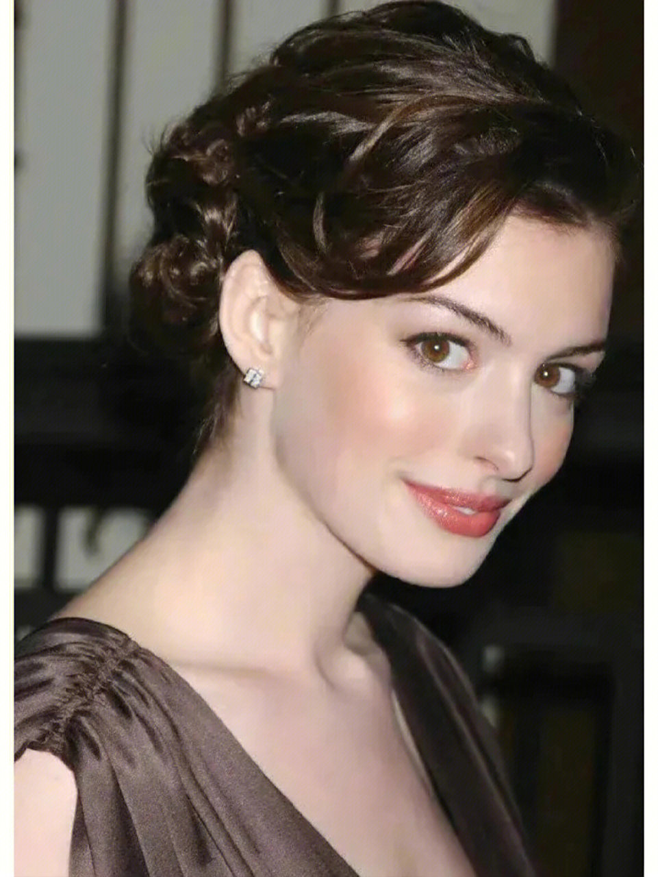 安妮·海瑟薇是个美丽迷人的女人,据说她与莎士比亚的妻子同名,是个