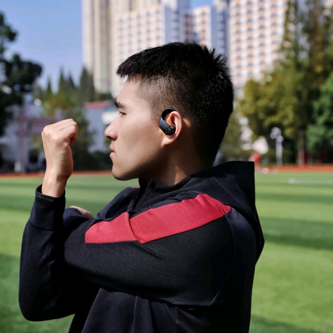 跑圈最热"争议":戴耳机跑步好不好?