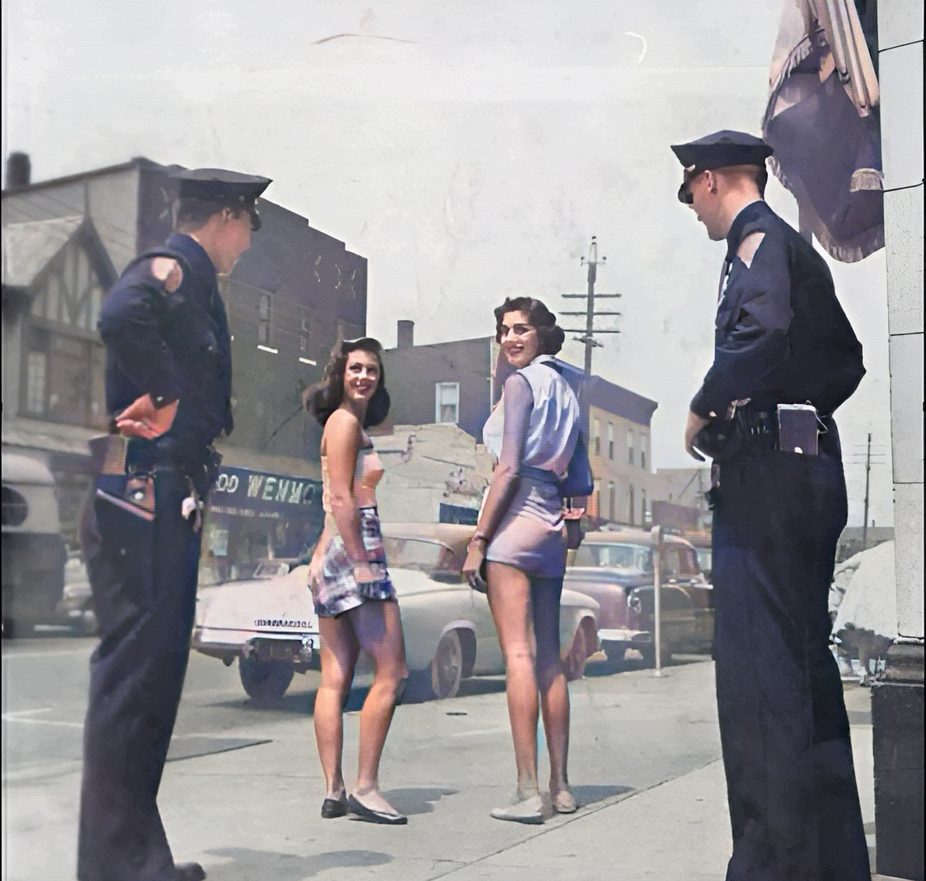 1950年的美国街头,两个两个警察在跟两个美女搭讪,那时候的美国穿着