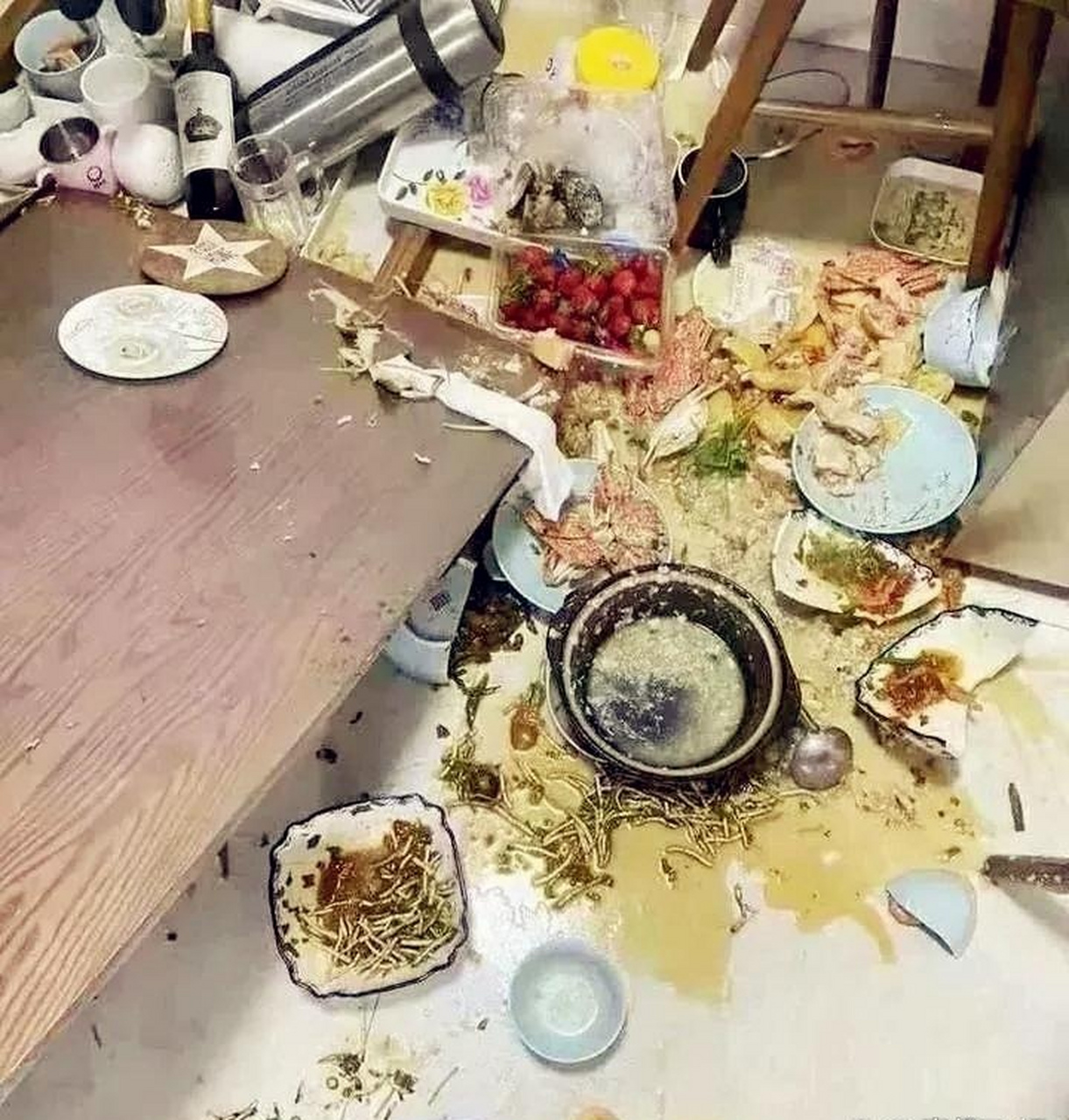 朋友来家做客,最后一道菜上来的时候,桌子翻了