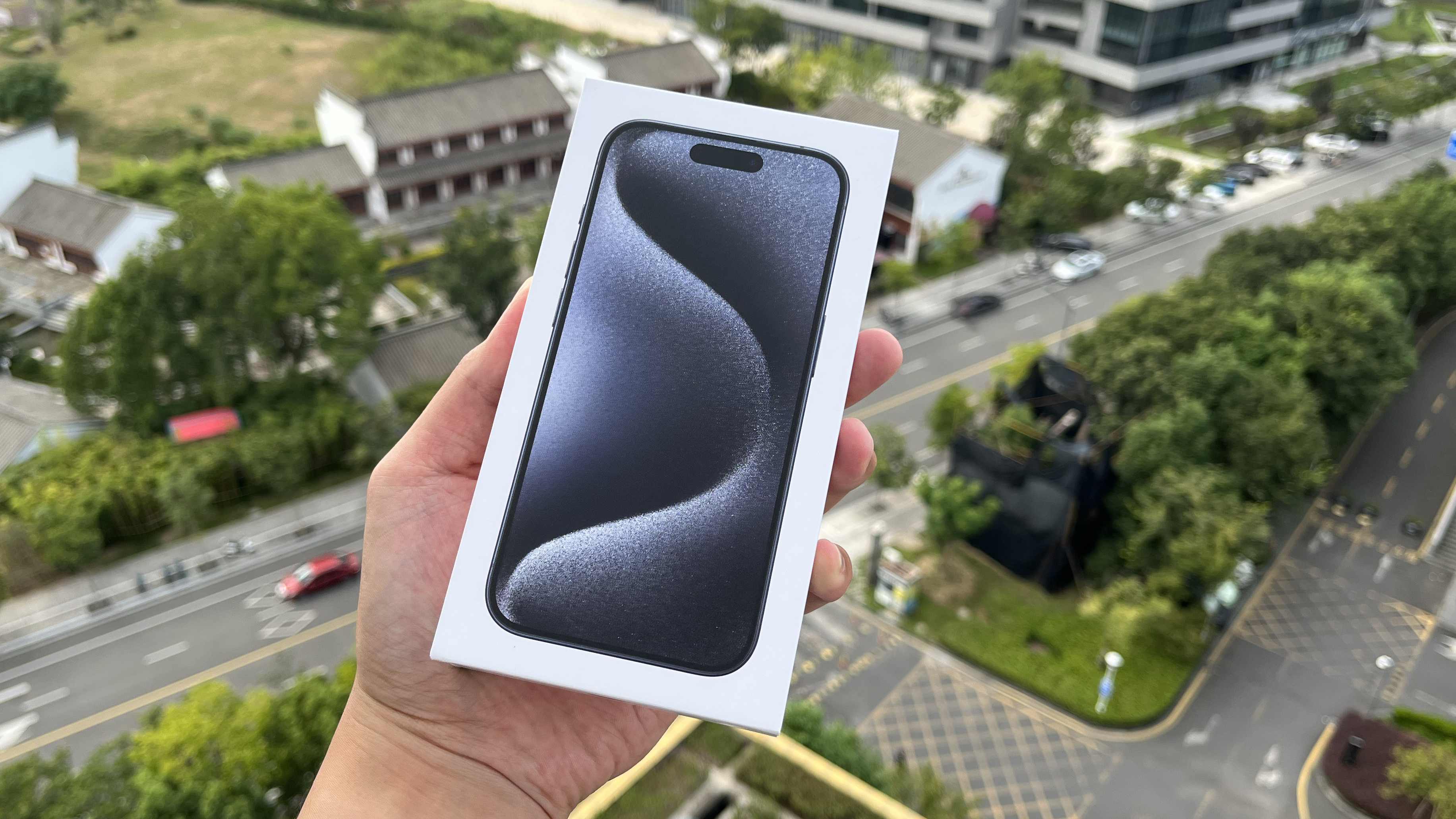 苹果15pro 蓝色开箱体验 很小巧 充电口没加密