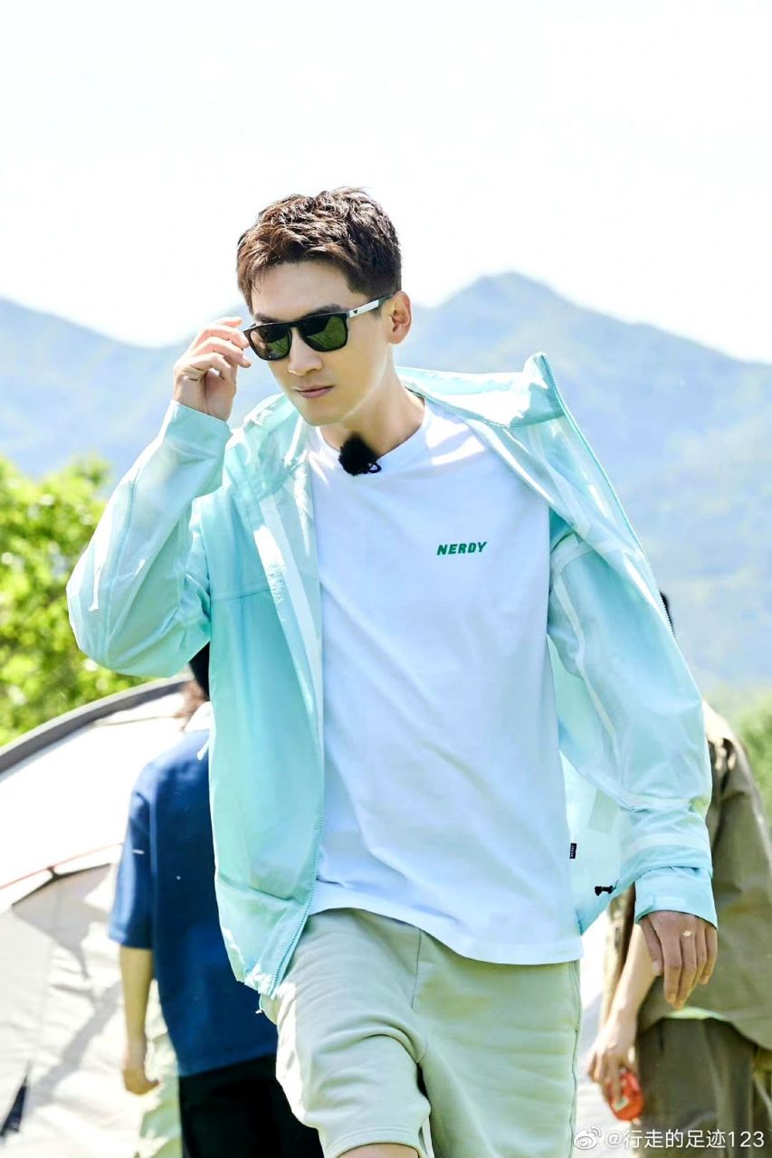 先天条件十分优越,有鲜明的轮廓,九头身大长腿,有气质有颜值有好身材