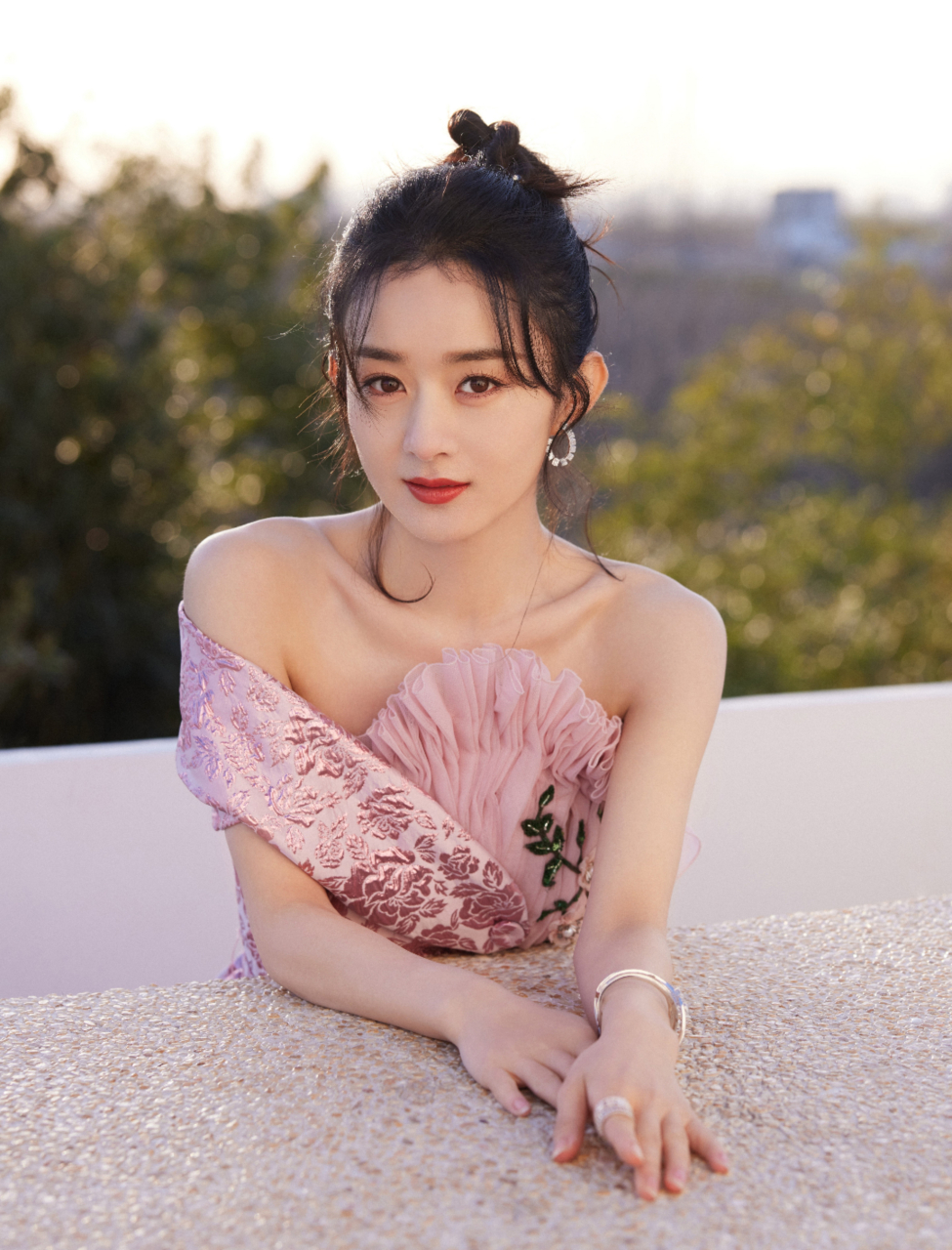 赵丽颖穿粉裙娇嫩似花仙子下凡,一袭粉色抹胸曳地长裙柔美婉约,裙子上