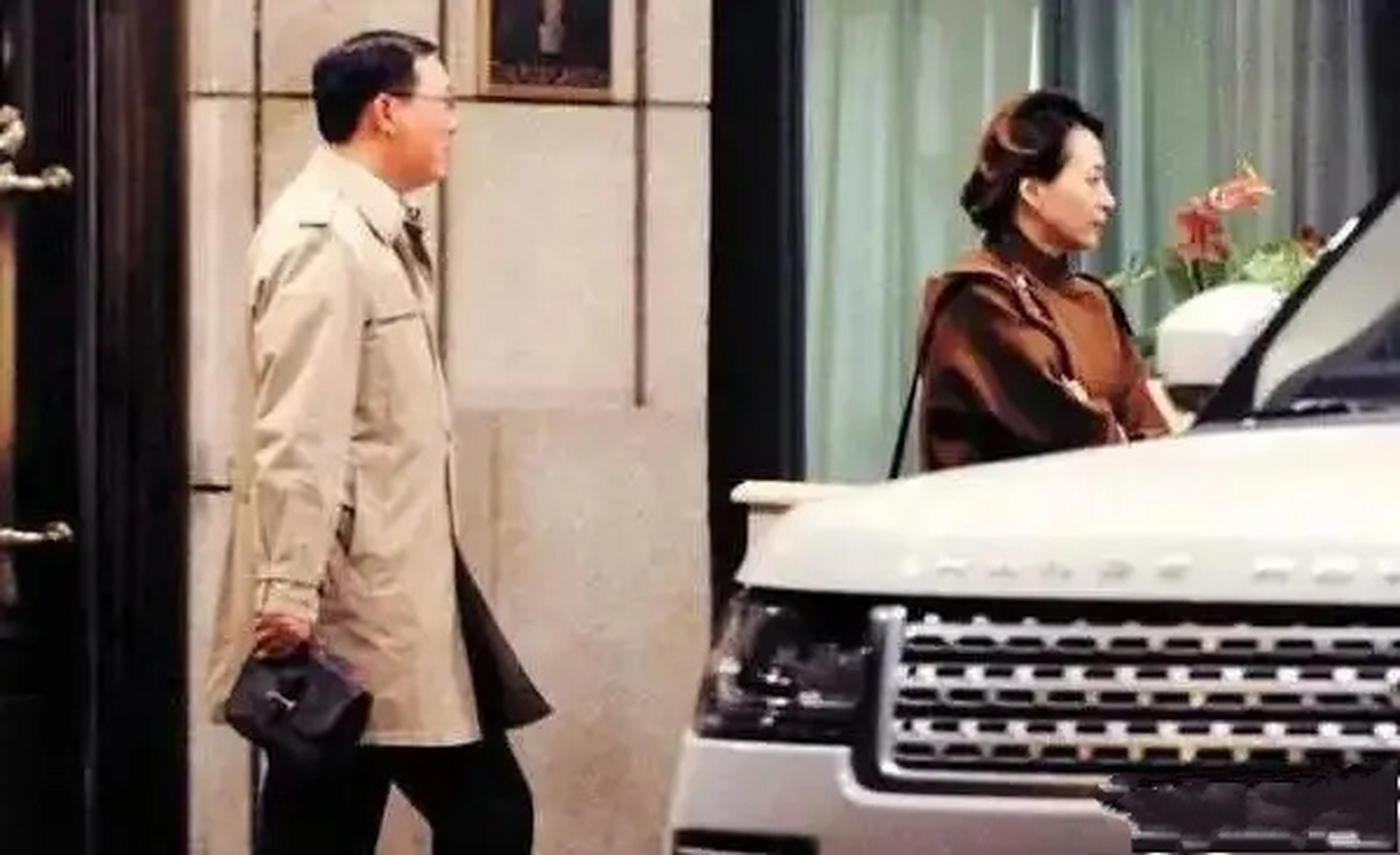 密春雷冷冷地说道:"两个孩子归你了,我还会给你一