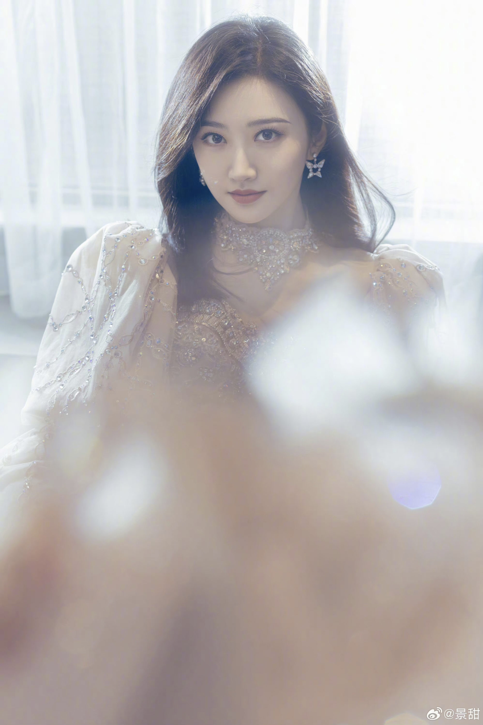 景甜i米白色的泡泡袖镶钻裙,温婉又俏皮