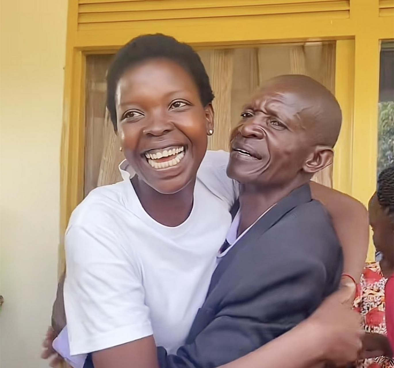 早前,来自丽水的网红rose携老公以及儿子前往非洲乌干达的娘家,并受到