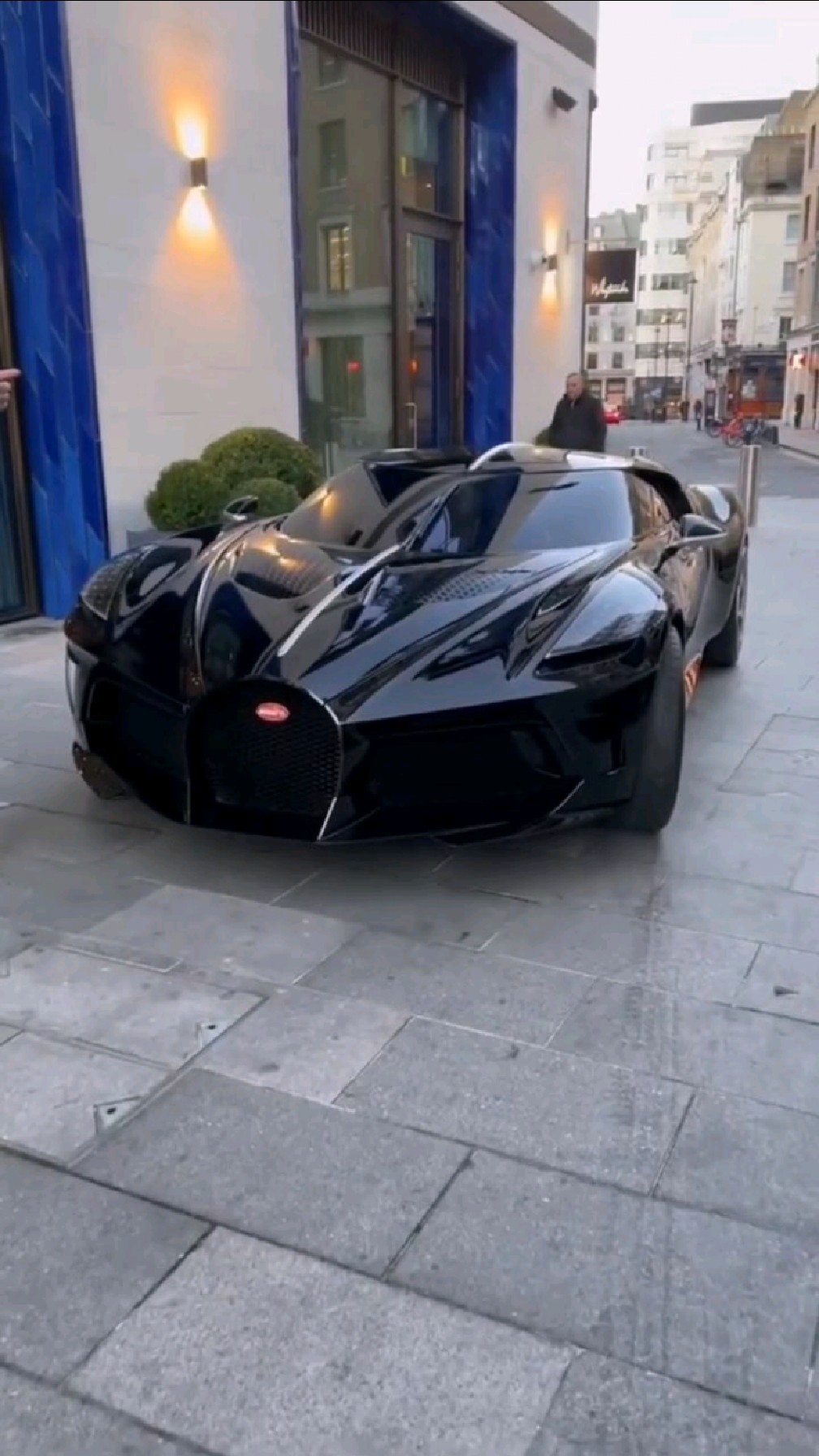 街拍布加迪黑色之声,帅炸了-度小视