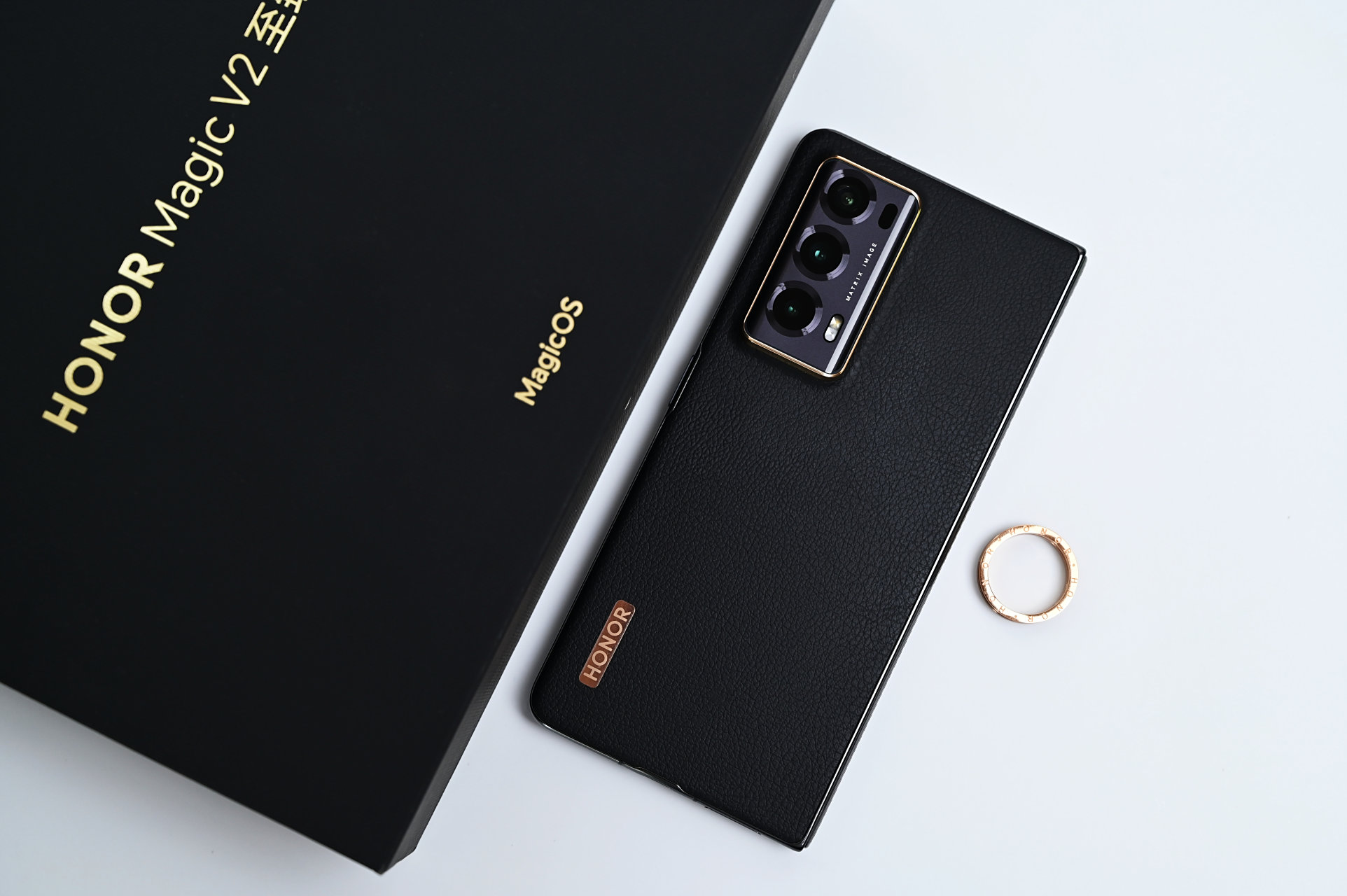 这一代的荣耀magic v2至臻版相比上一代vs的侧边指纹解锁,虽然指纹