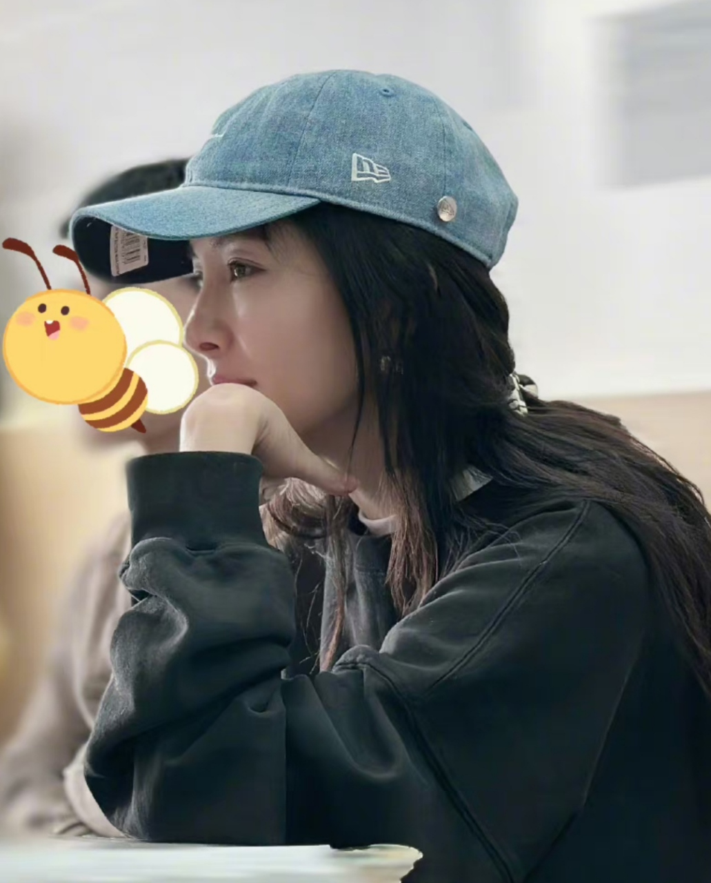 忙完以后还带着助理去闲逛,画面里的杨幂因为天冷包裹严实,手还放在