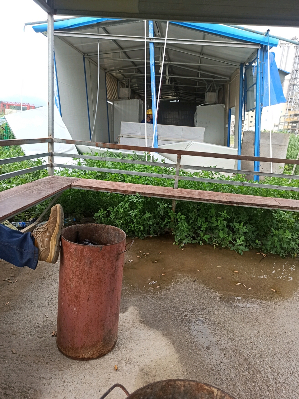 这是我们工地唯一的厕所,每次去上厕所我都担惊受怕的.