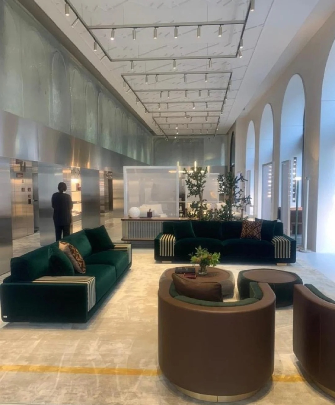 fendi在米兰的家具旗舰店,同样设计的精致奢华,很多人都不知道