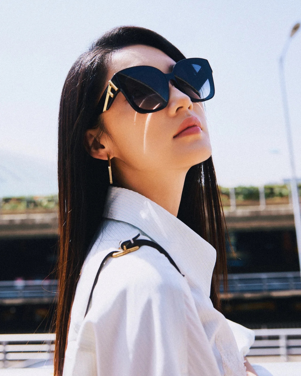 李沁最新机场照来了,她穿了一件白色的衬衫连衣裙,搭配白色的包包