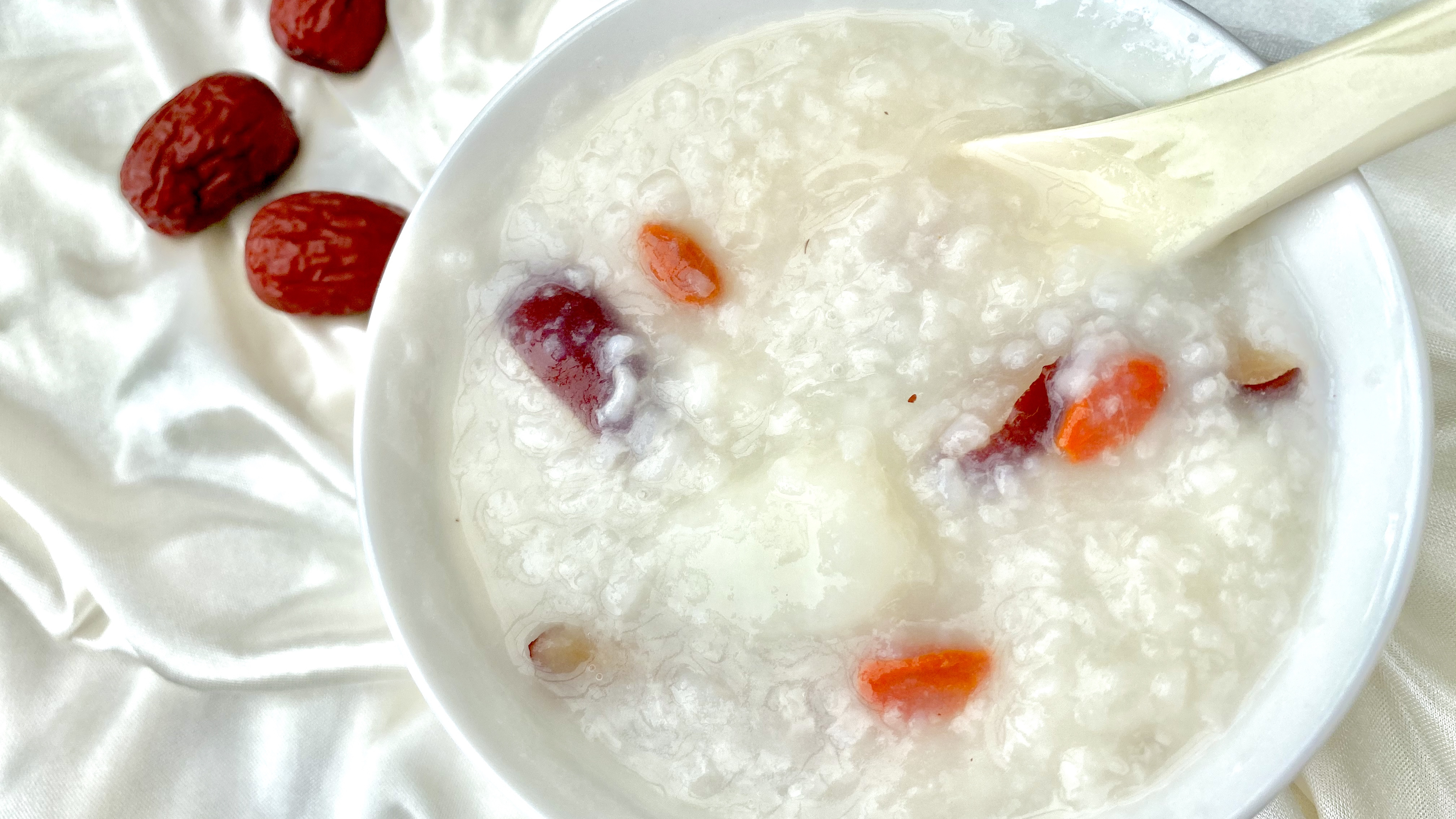 山药红枣枸杞粥,做法简单又营养,赶快给家人煲一锅吧!