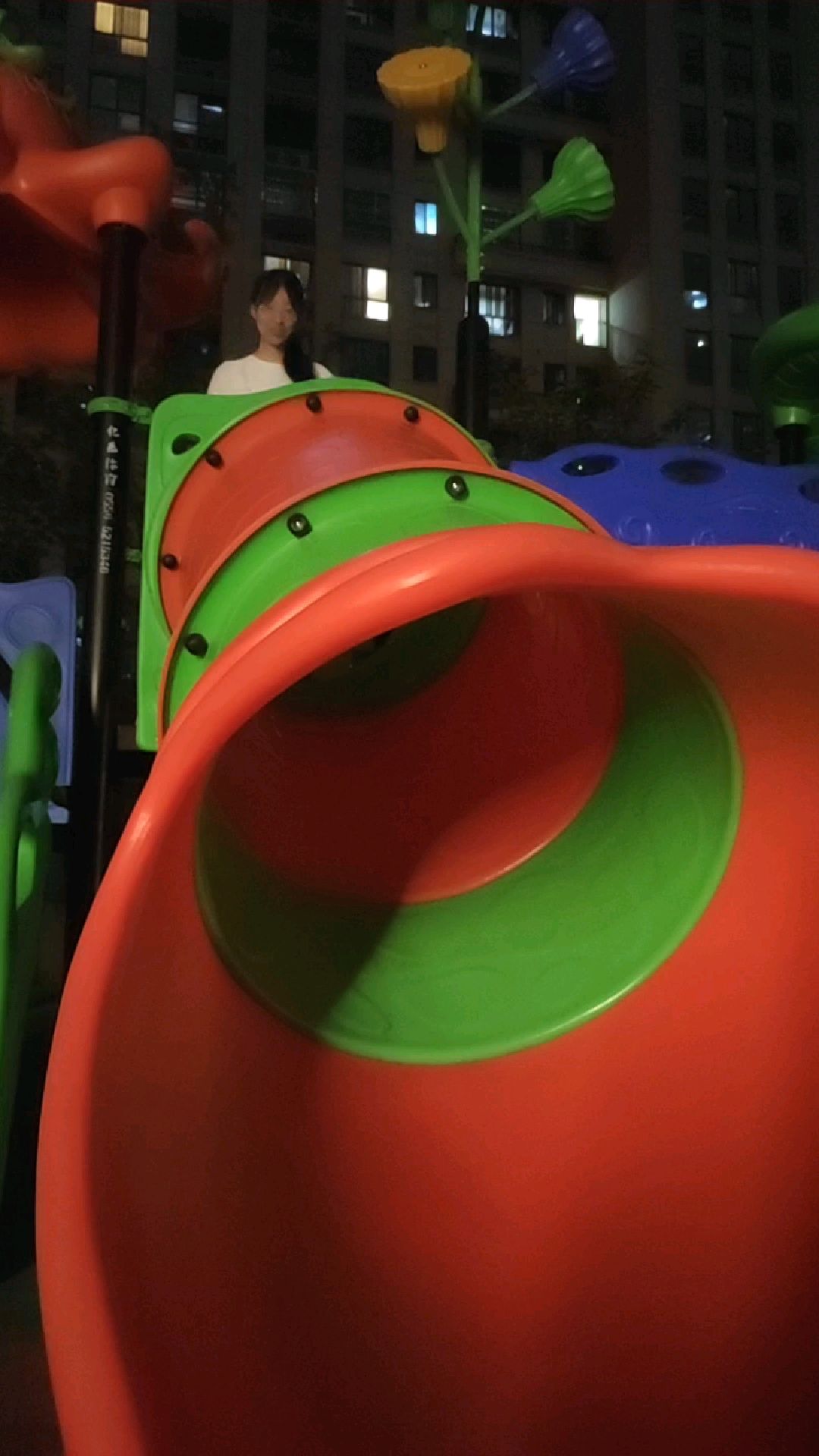 还记得老婆嫁给我的第二天晚上在小区里面玩滑滑梯