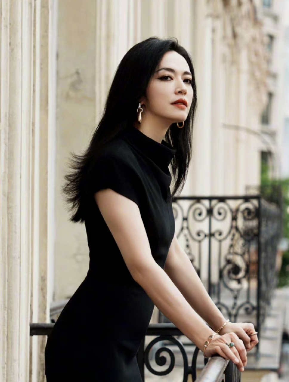 姚晨出席活动,烟熏妆加黑色礼服高级感十足,她的五官比较硬朗,特别