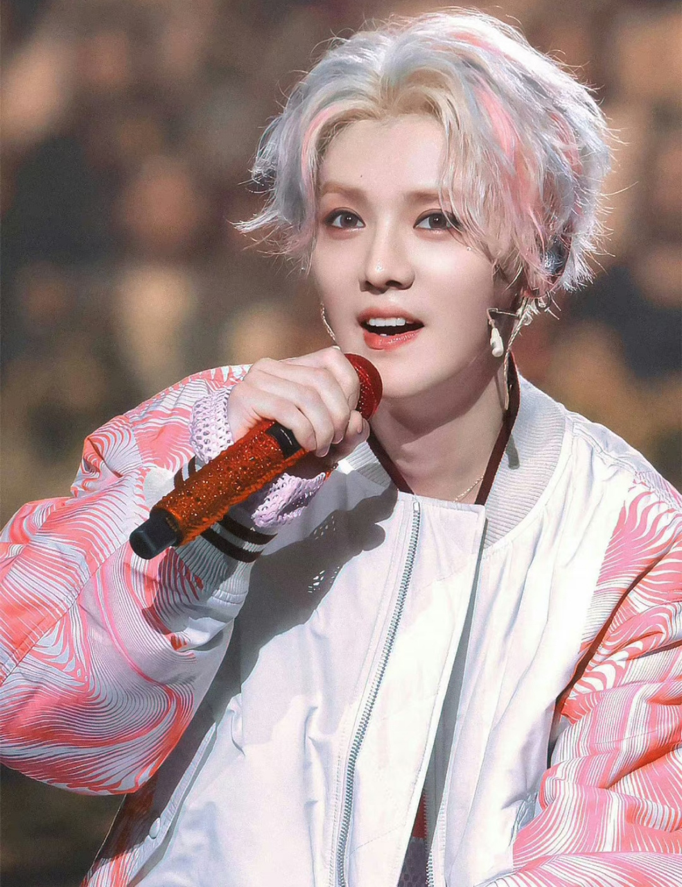 爱豆鹿晗回来了,还有人不知道鹿晗出道当日上热搜吗? 惊艳中韩日三国.