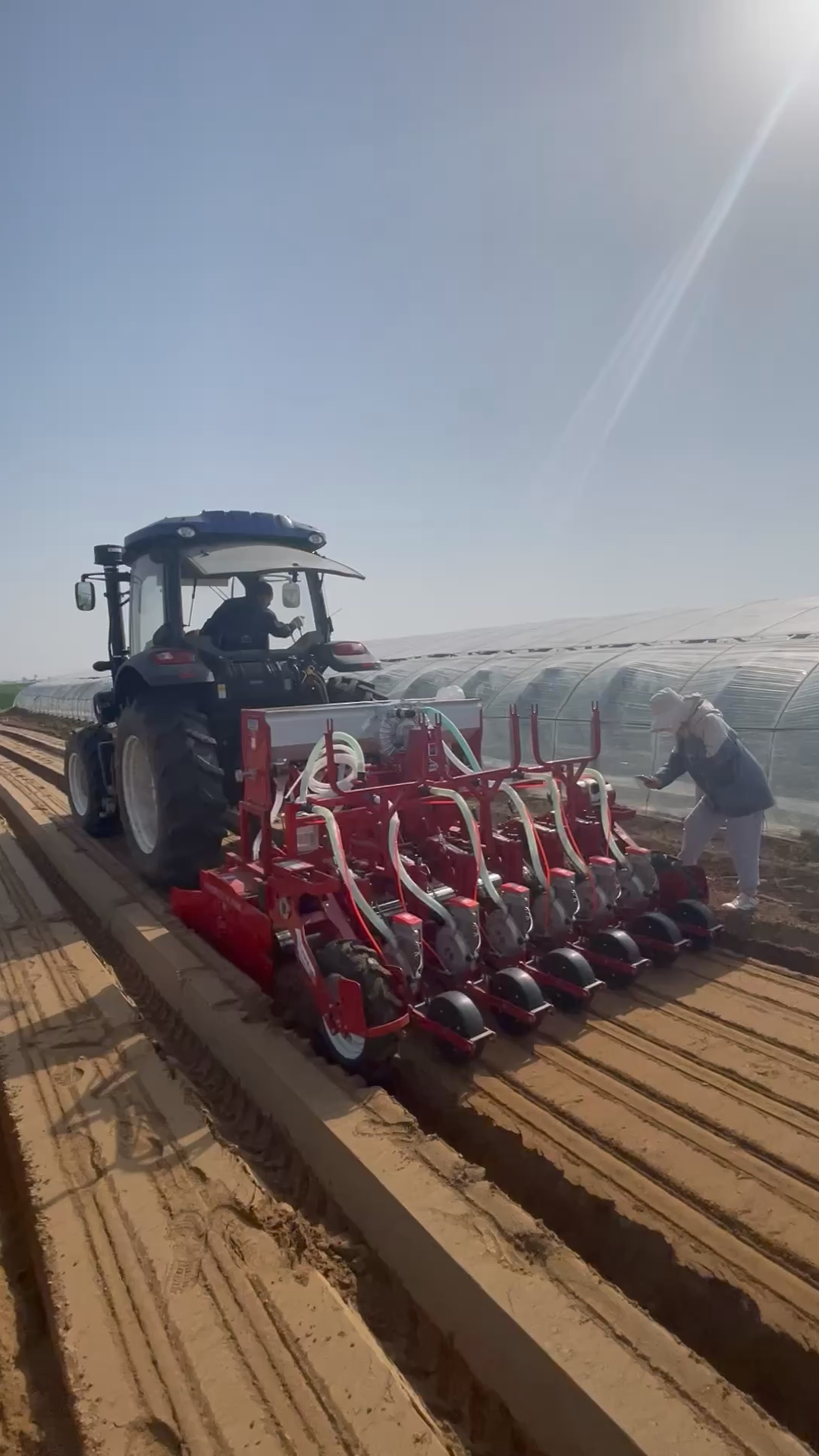 多功能蔬菜播种机,旋耕起垄滴灌气吸播种一体机