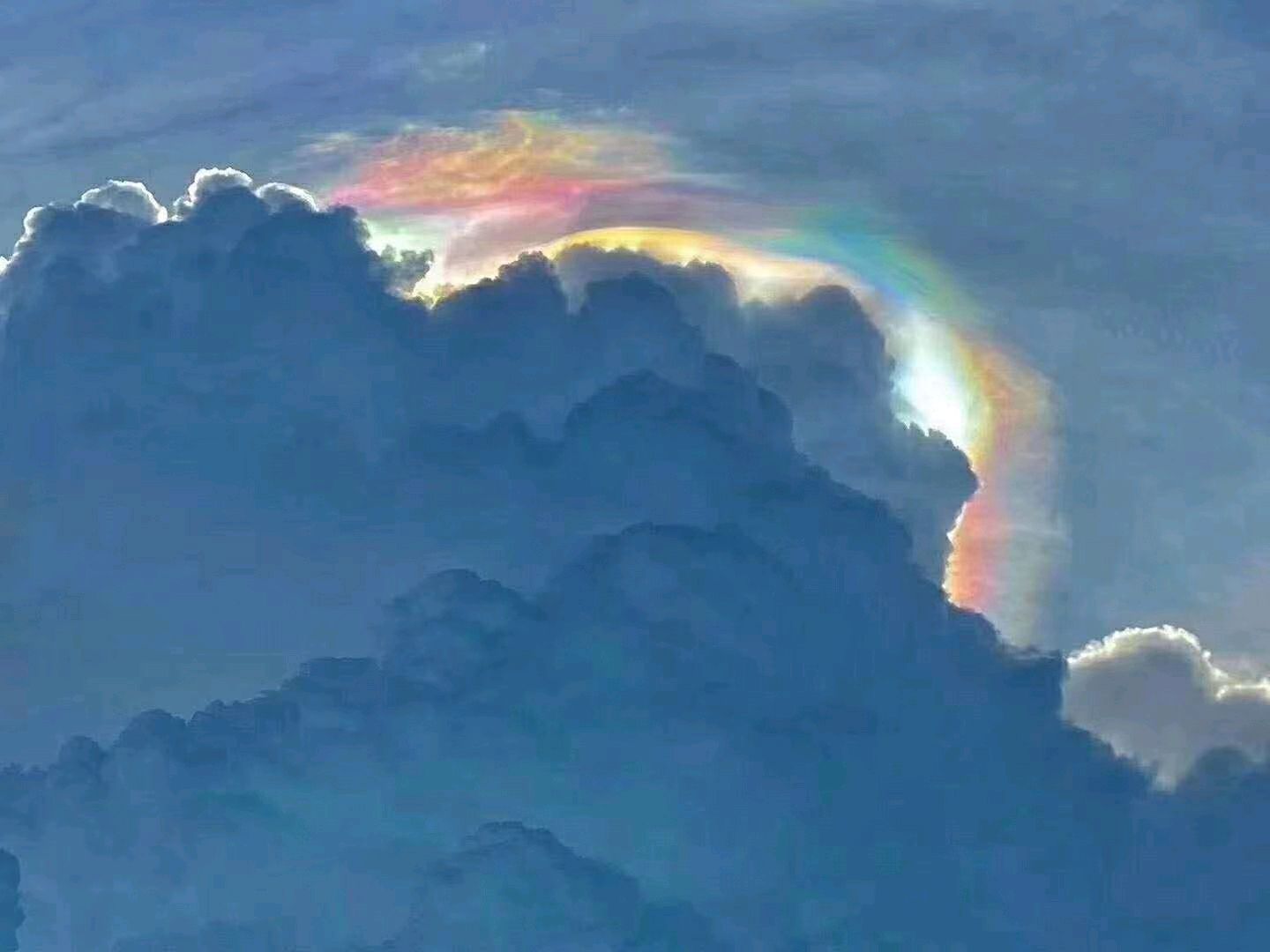 刷屏了的五彩云!真美!