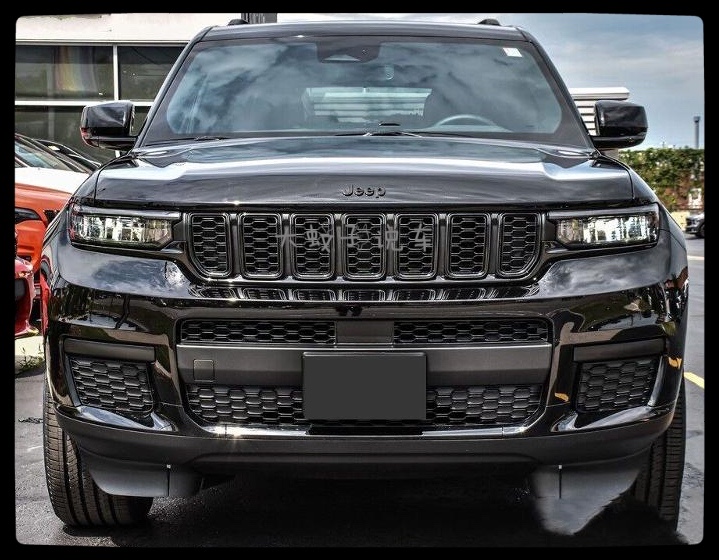 首批"黑武士"jeep切诺基进店,气场强大,尺寸超越q7,8缸 四驱