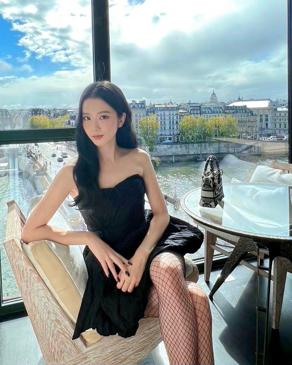 金智秀jisoo# 一袭黑色抹胸短裙,配黑色渔网袜,性感火辣,勾人魂魄.