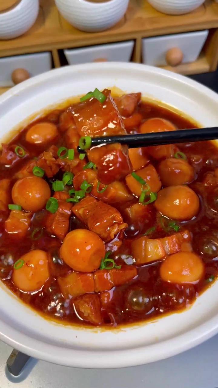 红烧肉焖蛋做法