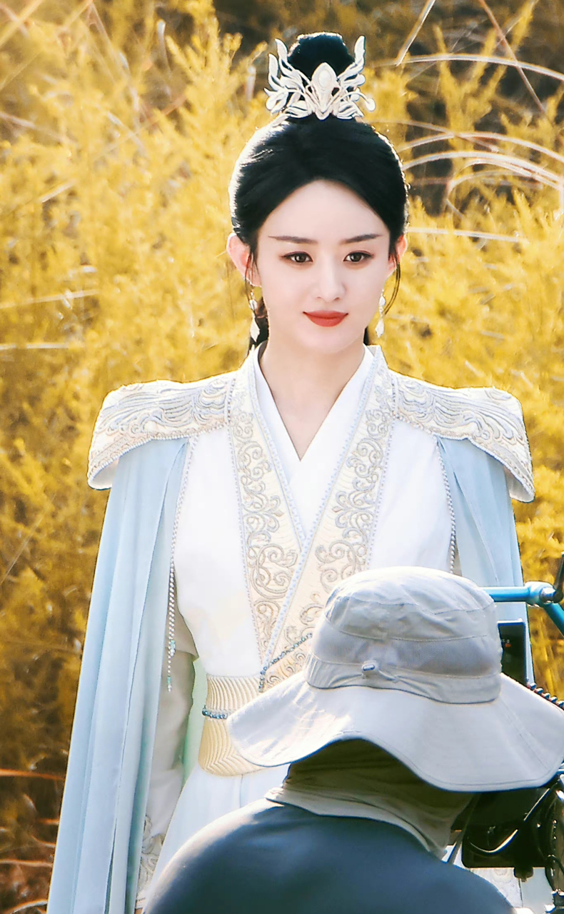 赵丽颖沈璃饭拍路透图,林中悠闲喝酒的王爷! 676767