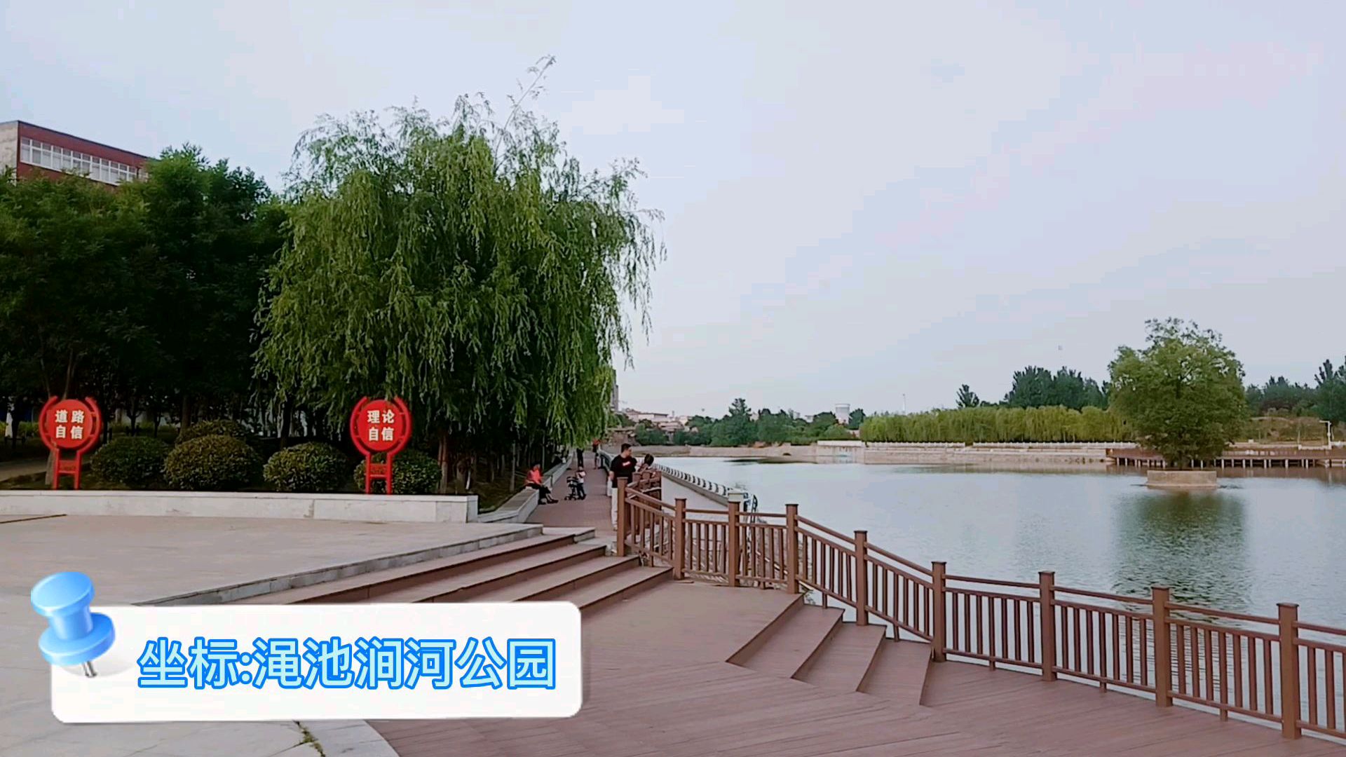 公园实拍五个月的宝宝看着妈妈吃烤串,好想吃,这表情太可爱了!