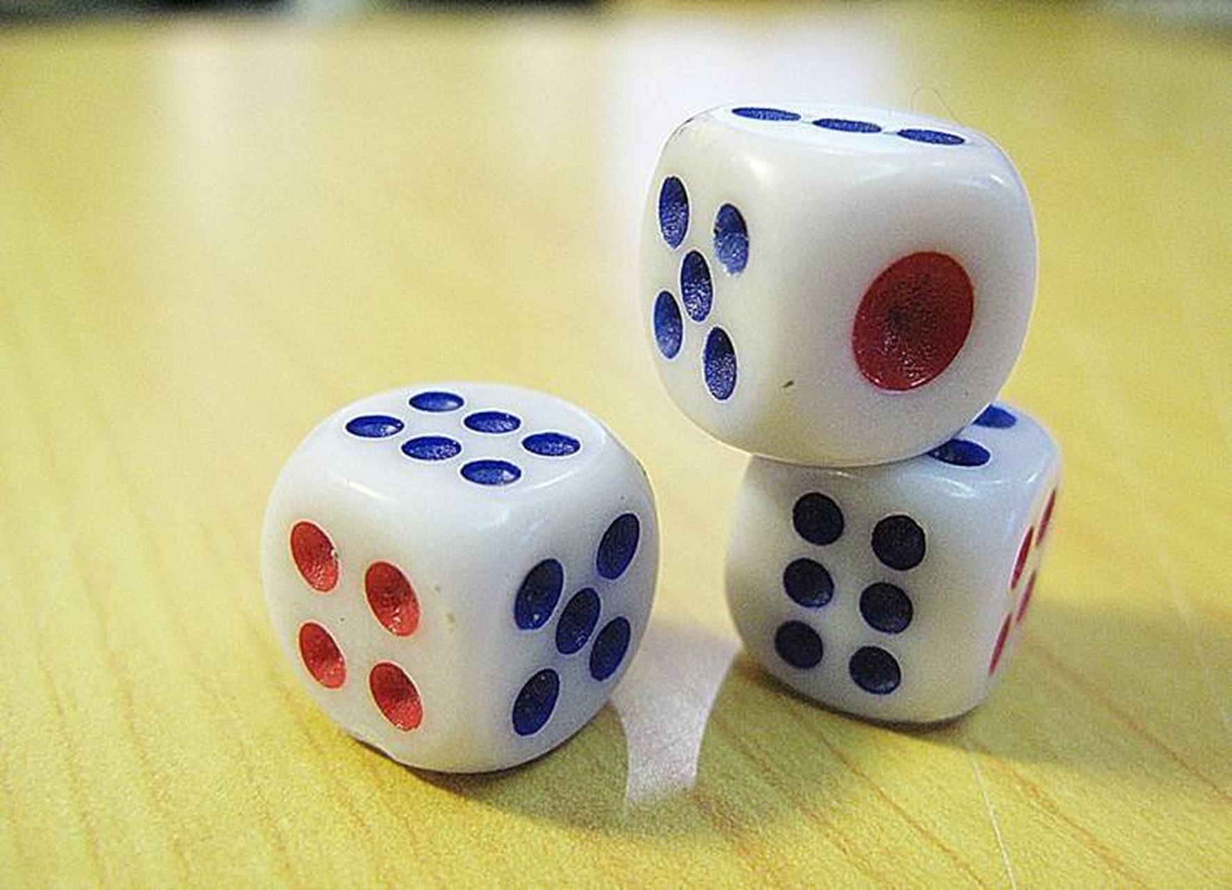 他在骰子旋转时不断祈祷"双四",最后骰子停在了双四.