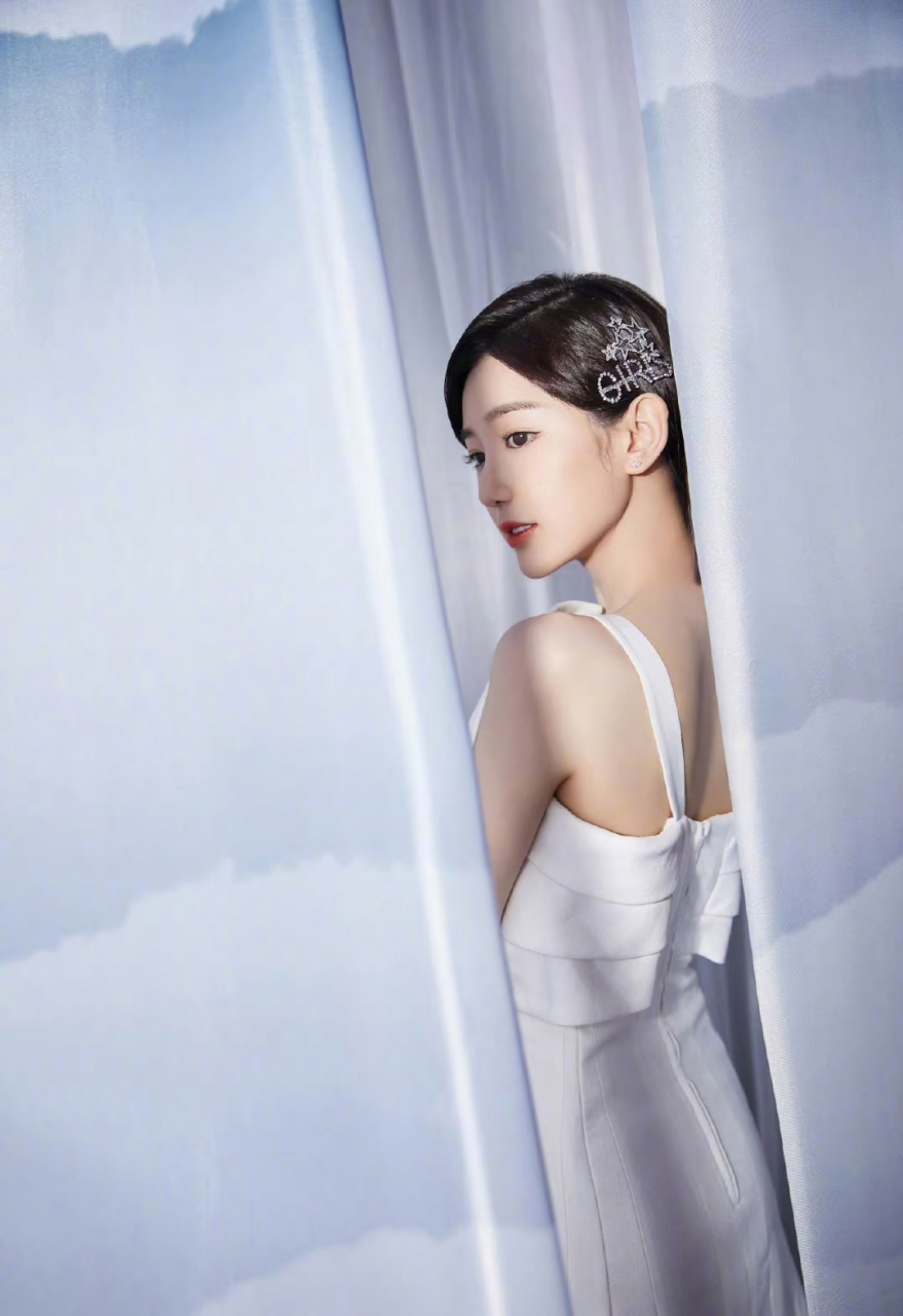 谁能想到,甜妹级别的毛晓彤,穿起气质高雅礼裙,年龄根本看不出像30 !