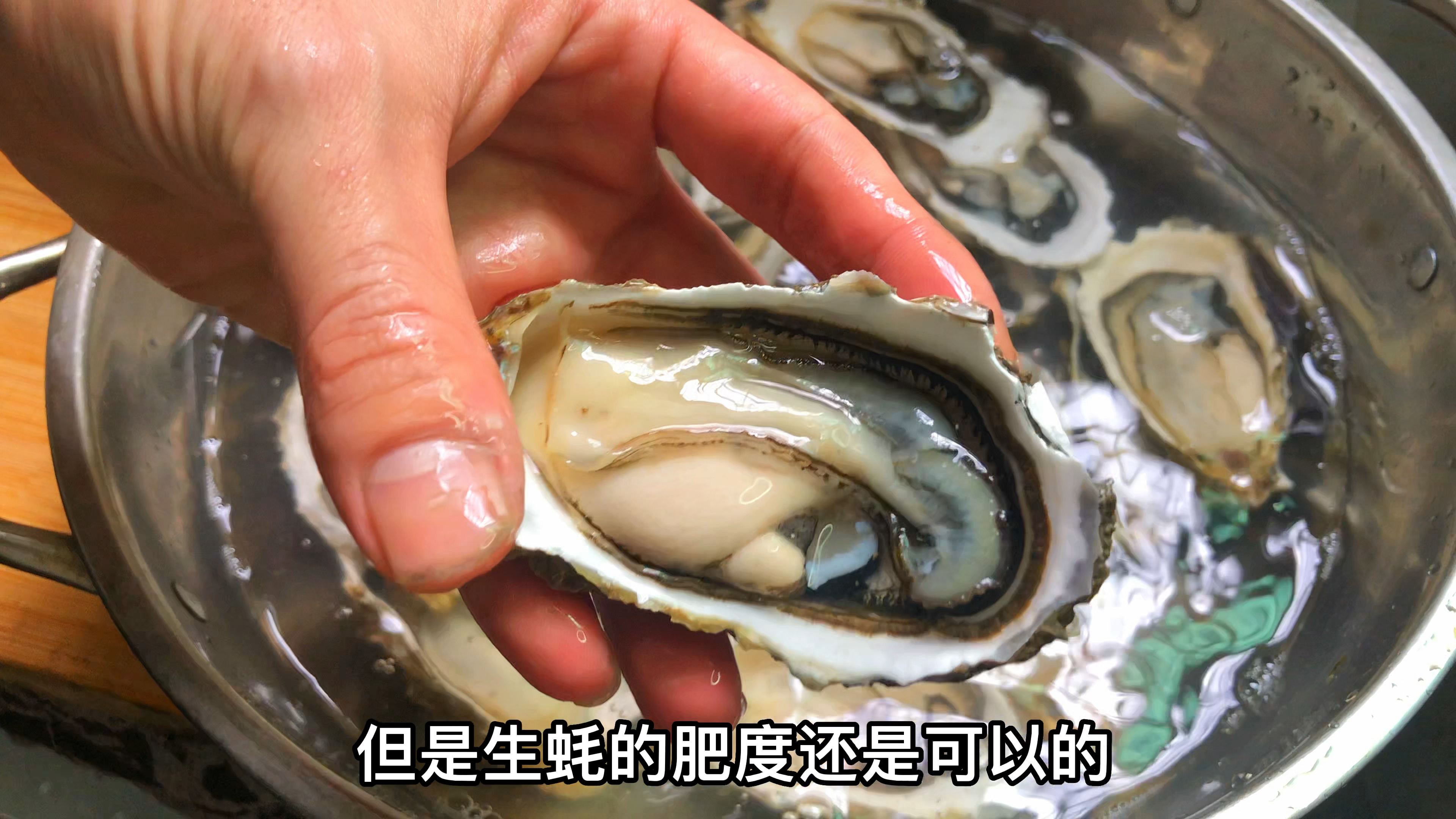 夏天到都爱吃烤生蚝,大厨教你在家无碳“烤”生蚝,鲜嫩又肥美