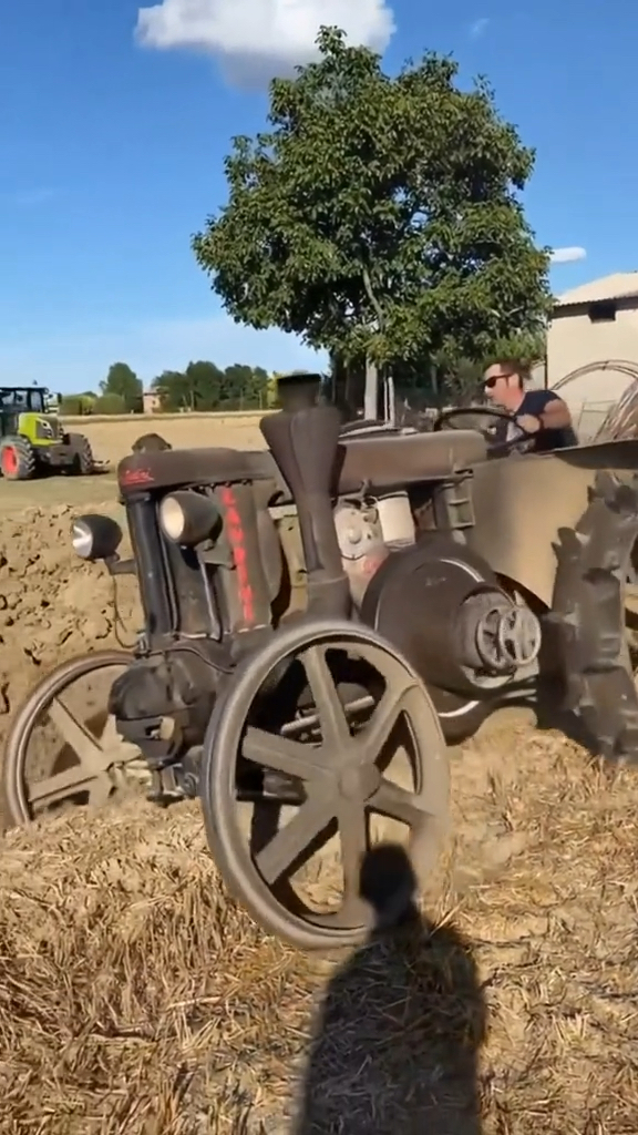 早期搭载内燃机的拖拉机,听声音还是那个味