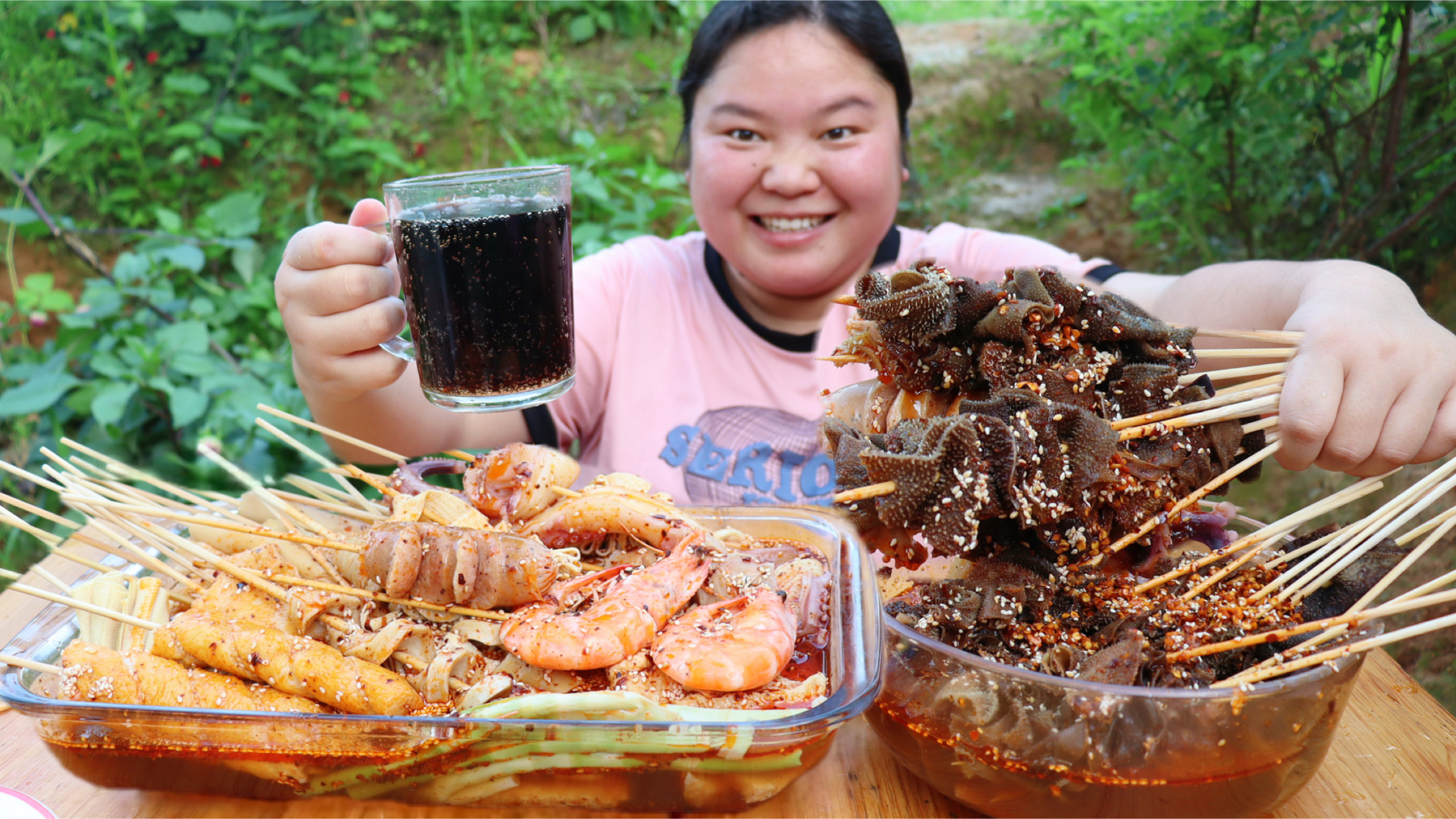 小婷今天做钵钵鸡,几十串毛肚和各种食材,再配上可乐太爽了