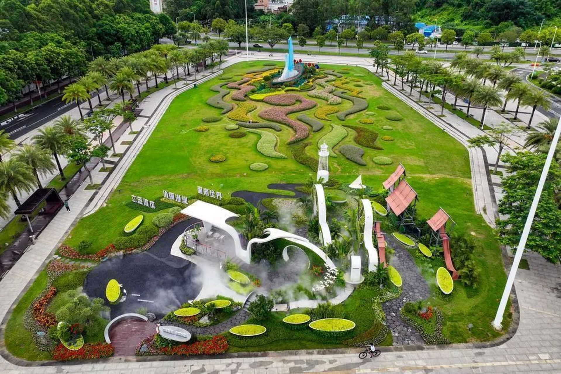 近日,这个园林作品被整体搬迁到南沙市民广场之中,并且已经完成竣工