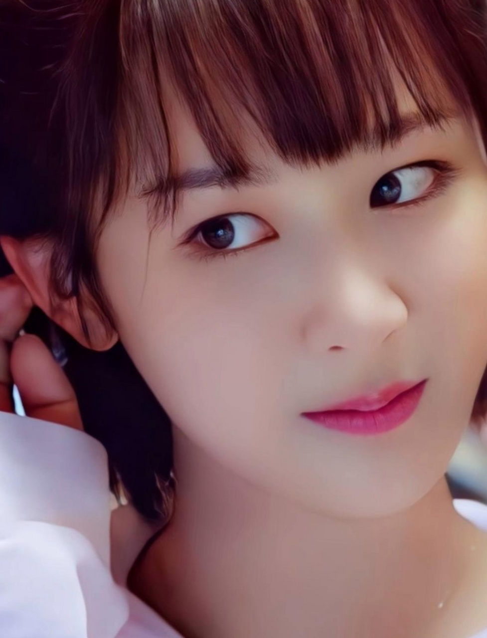 看杨紫梳着齐刘海短发,清纯明艳,水汪汪的大眼睛含着泪花,好像是激动