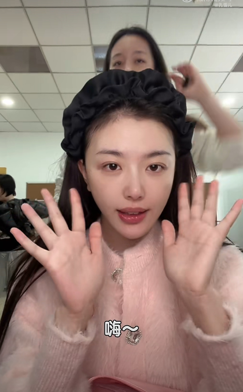 孔雪儿晒素颜,摘掉美瞳眼睛没精神了,肤色也有些暗