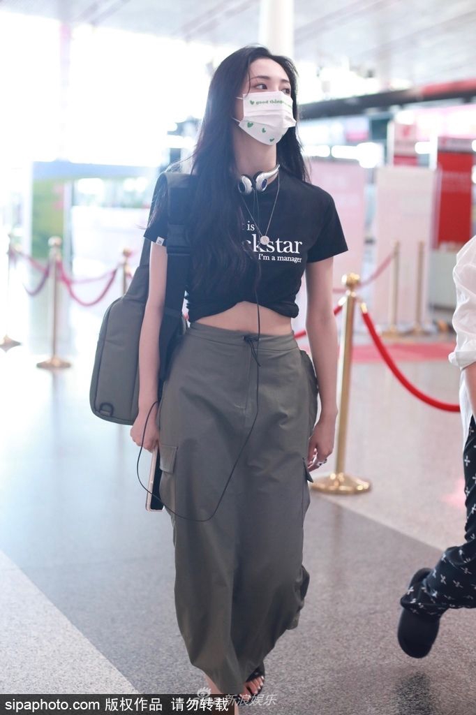 组图:周洁琼穿黑色T恤搭配军绿色长裙亮相小秀蛮腰时髦亮眼