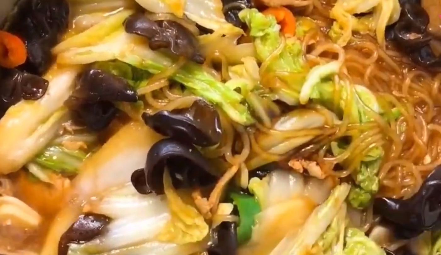 酸辣可口的白菜木耳炖粉条,非常下饭,家人超爱吃