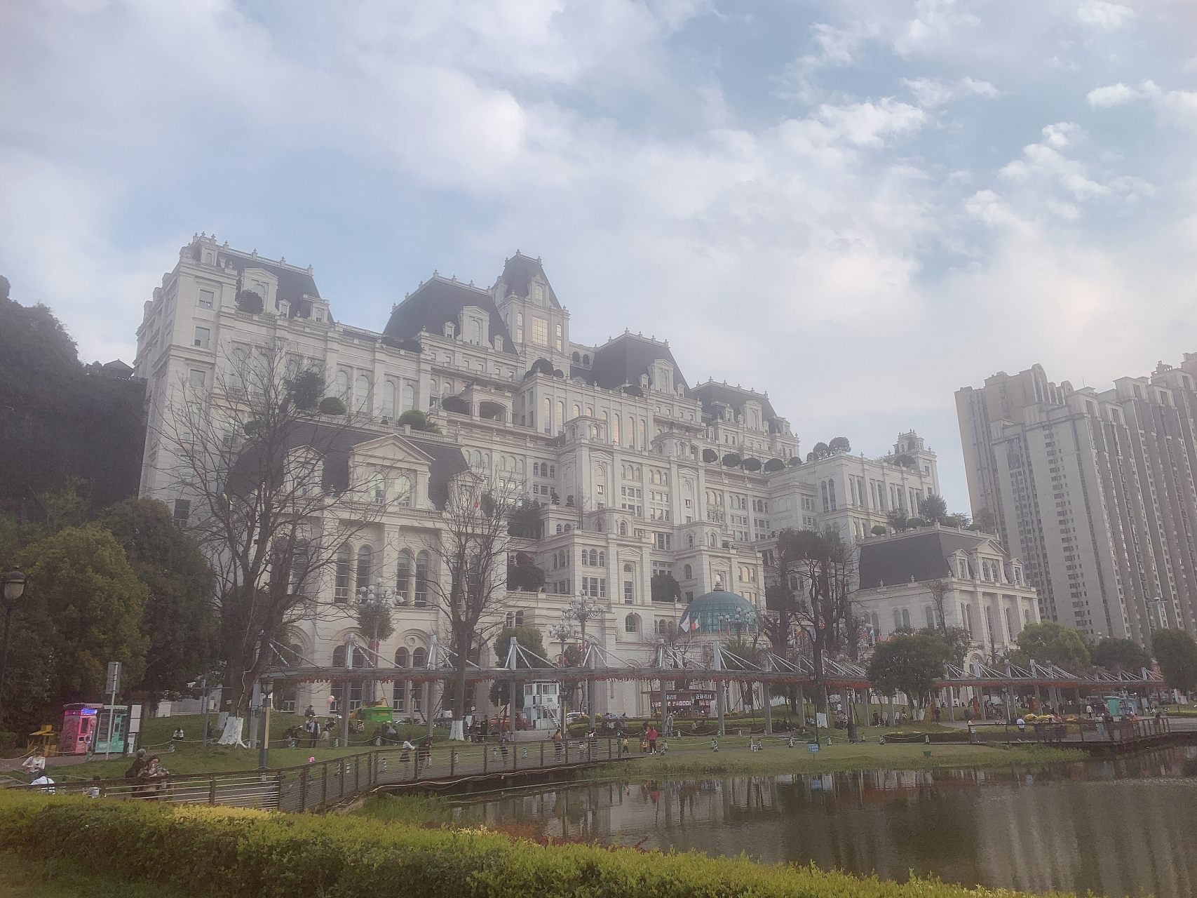 今天来到贵阳市 花果园购物中心广场   经常看到好多直播都是在这里的