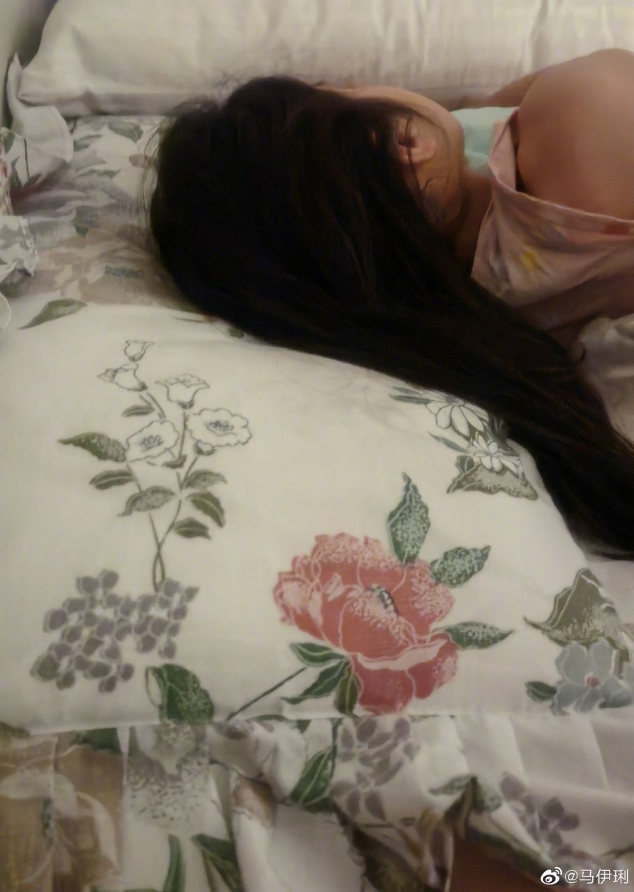 马伊琍晒小女儿睡觉背影照 9月1日,马伊琍晒出小女儿睡觉的背影照.