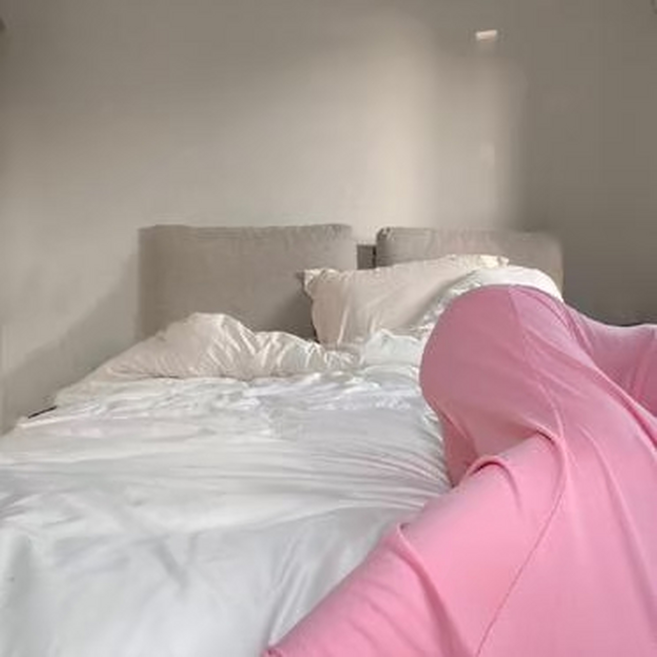 老婆好吃懒做,就爱躺床上,该怎么劝她去上班?