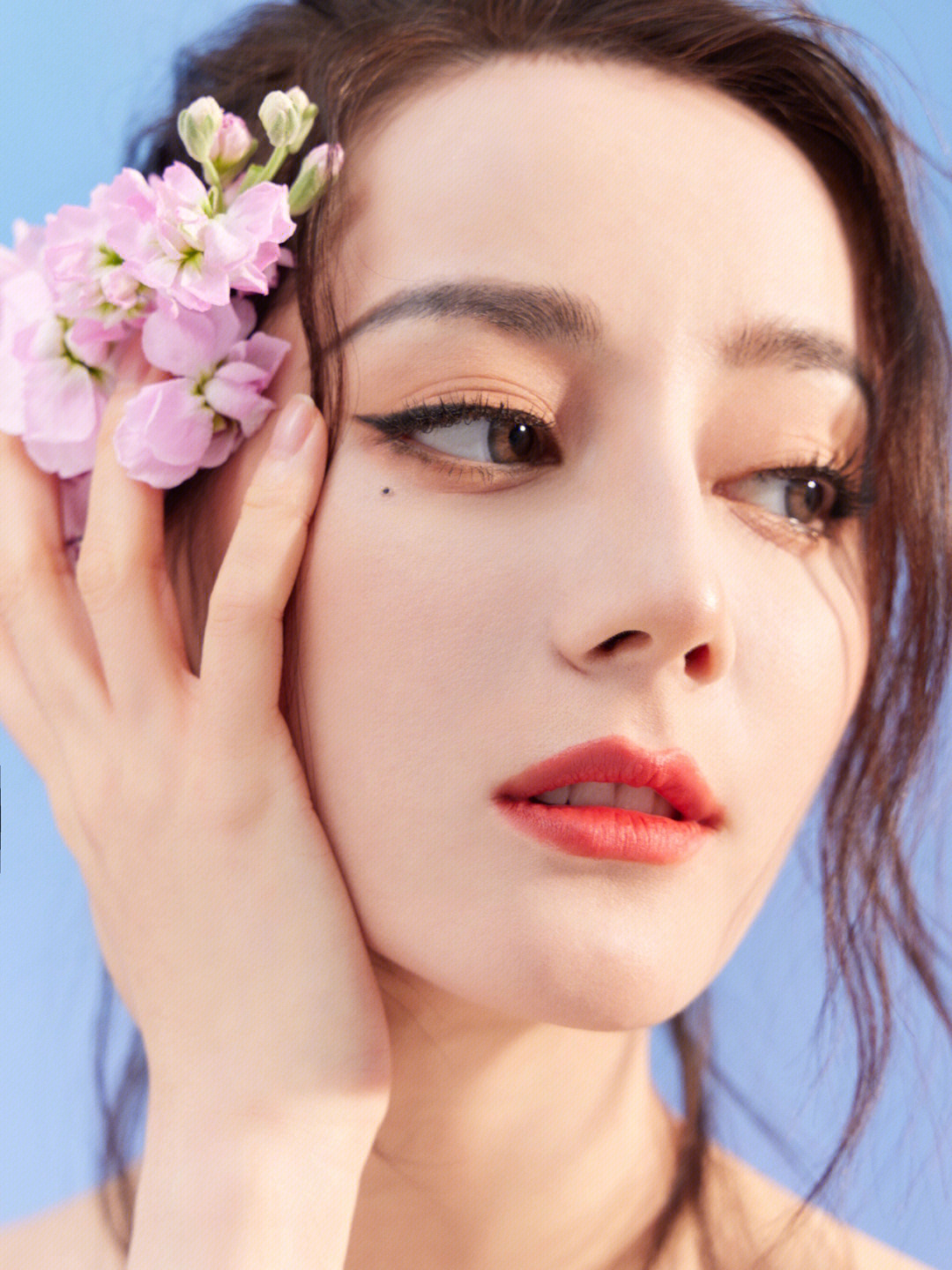 |一袭抹胸碎花长裙 随意扎着赏心悦目的高丸子头 搭配透明