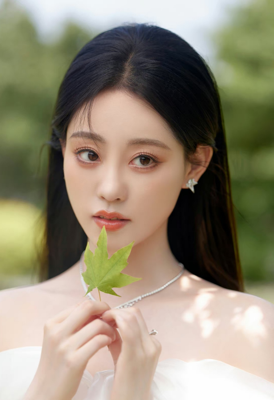 祝绪丹# 一袭抹胸刺绣白色连衣裙,貌美如花的脸蛋儿,眸中带笑,婀娜